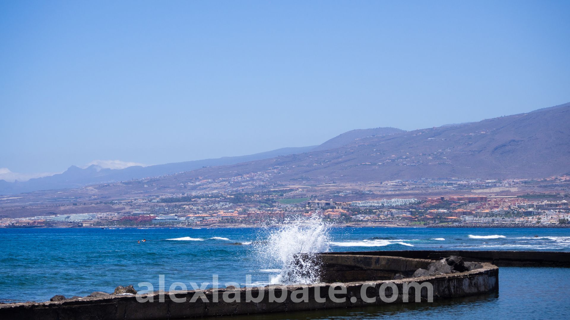 Una vista panoramica dalla spiaggia di Puerto de La Cruz, tra i 10 posti suggestivi di Tenerife